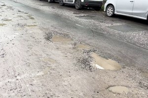 Los baches en calle Calchines.