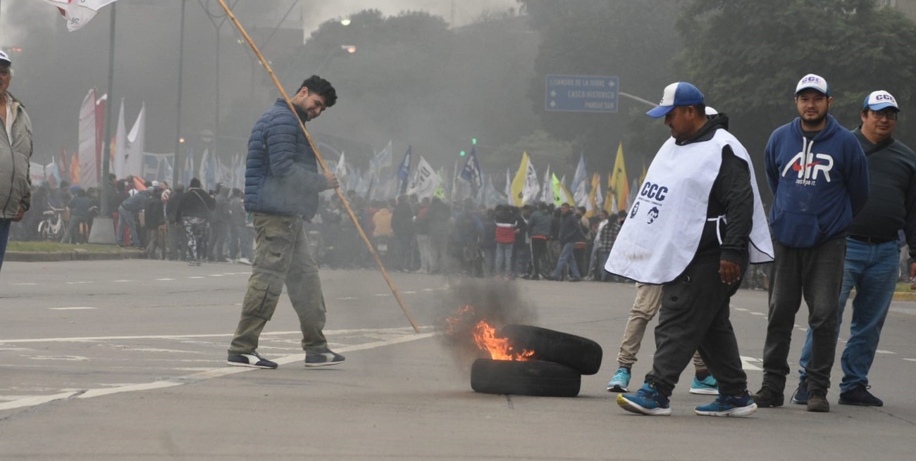 Complicaciones en el tránsito por un corte en Alem y Tucumán