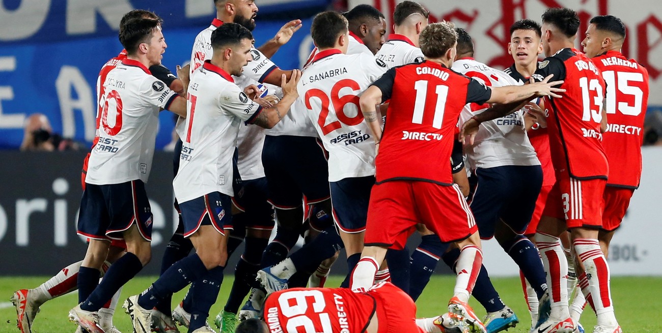 Video: publicaron el audio del VAR de la pelea entre Nacional y River