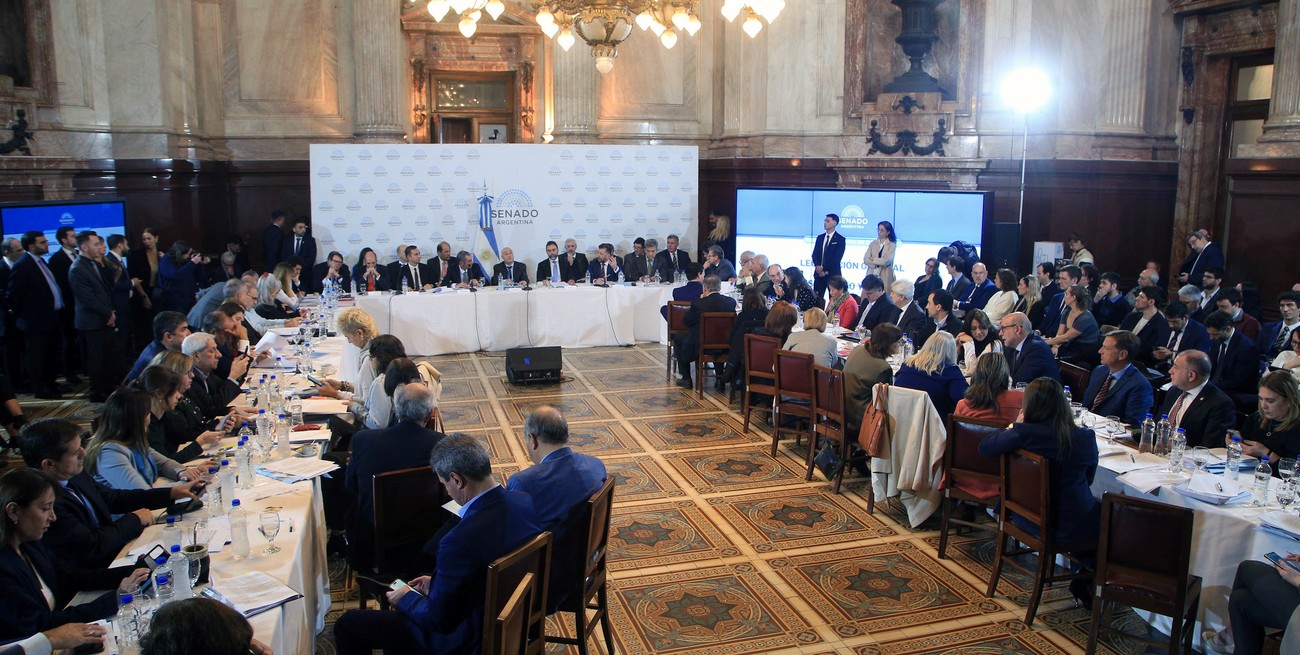 Aún no hay dictamen para la ley Bases en el Senado y se complican los plazos
