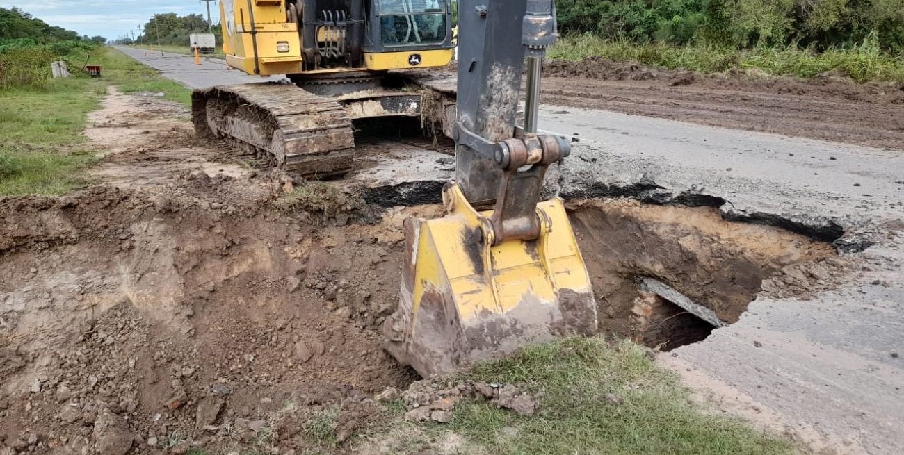 Ruta N° 1: colapsó una alcantarilla y complica la circulación en Colonia Francesa
