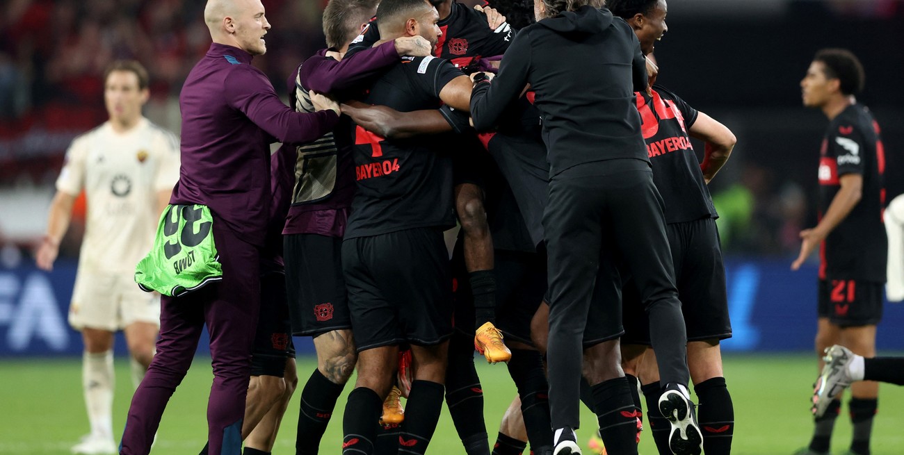 Bayer Leverkusen salvó el invicto nuevamente sobre la hora y eliminó a la Roma