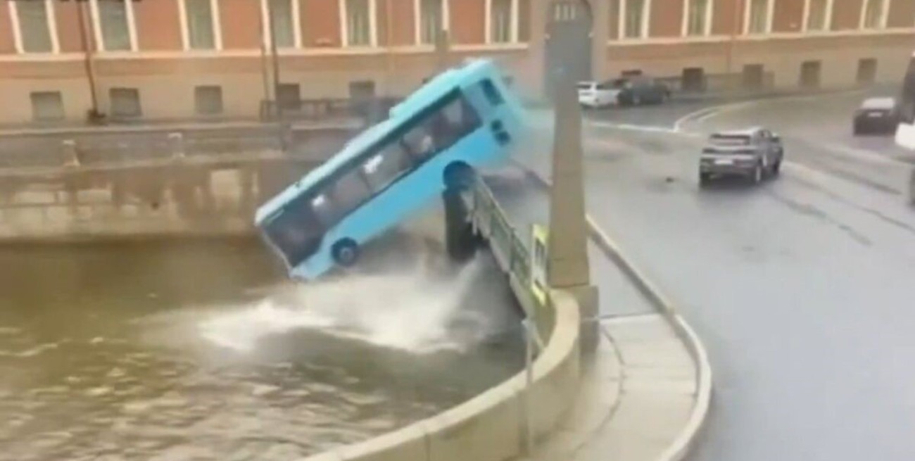 Video: un colectivo cayó a un río en Rusia tras chocar y hay al menos 3 muertos