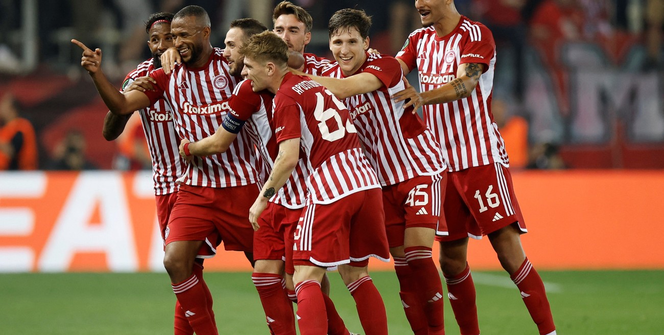 Olympiakos eliminó al Aston Villa del Dibu Martínez