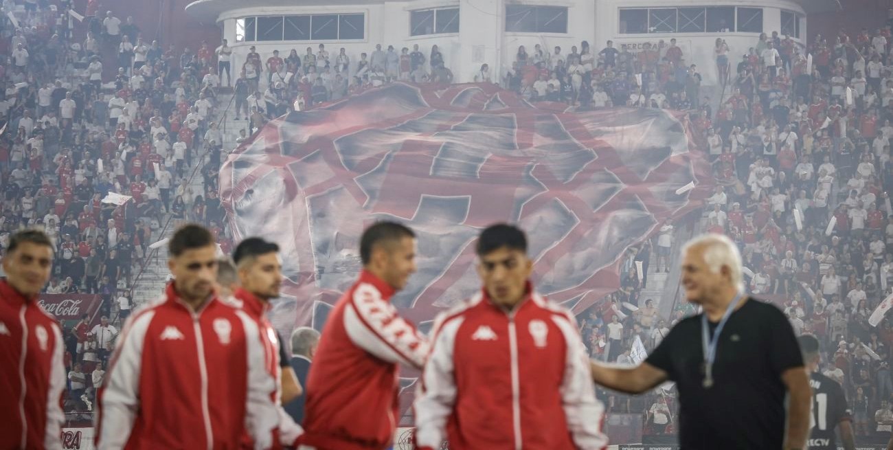 Con homenajes a Cesar Luis Menotti, Huracán recibe a Defensa y Justicia en el Ducó