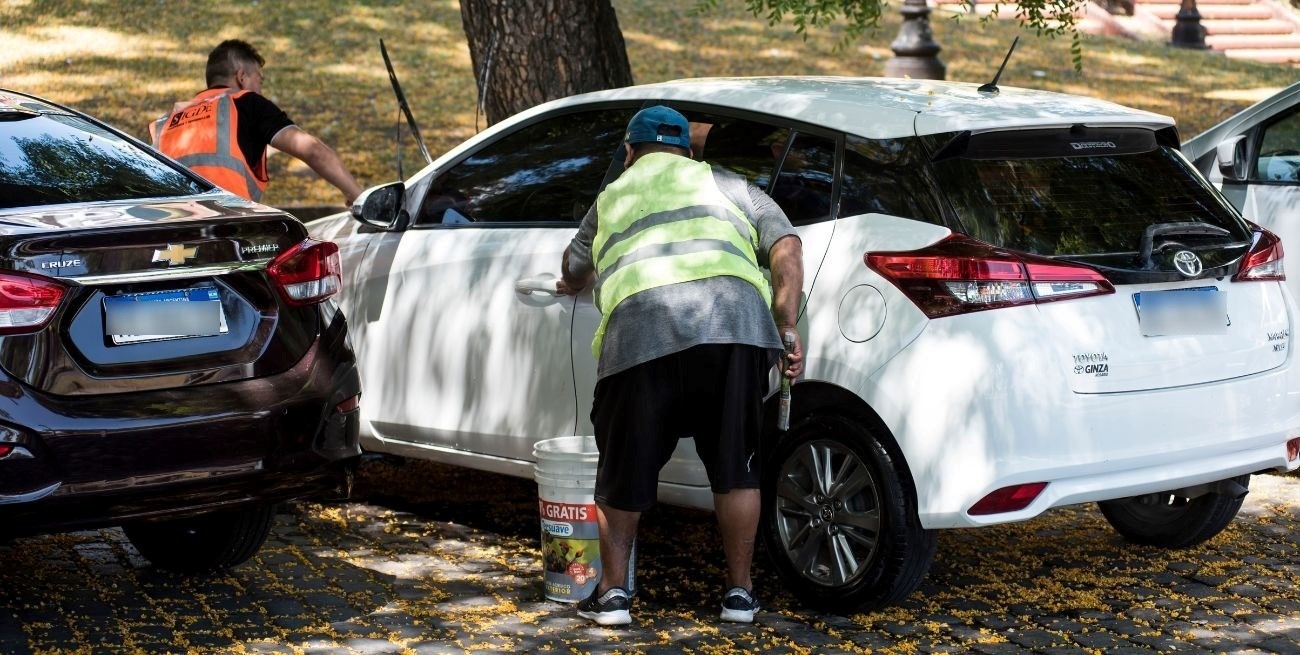 Cómo abordará el municipio la presencia de cuidacoches tras su prohibición