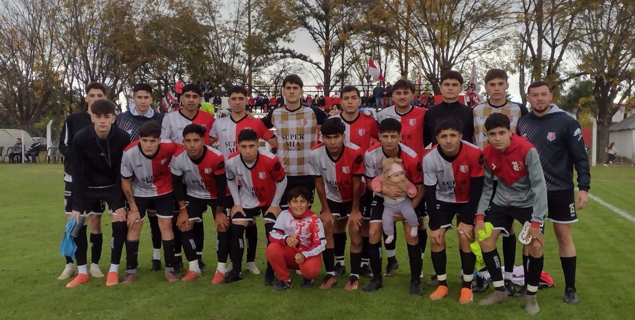 Atlético San Genaro inauguró tribuna y la estrenó goleando para seguir arriba