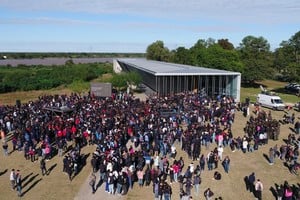 Los jóvenes y la Constitución. Grupos de chicos que cursan el secundario se agrupan el pasado 2 de mayo en torno al Museo para participar del acto organizado por la provincia y la municipalidad en el que expresaron a voz en cuello su promesa de lealtad a nuestra Ley Fundamental. Foto: Gentileza Secretaría de Educación de la Provincia de Santa Fe