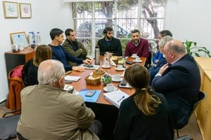 Imagen de la reunión mantenida por el senador Paco Garibaldi y el diputado Mariano Cuvertino con representantes del sector industrial (Fisfe, Uisf, Uijsf), para dialogar temas de agenda del sector, como el RIGI y la apertura de importaciones.