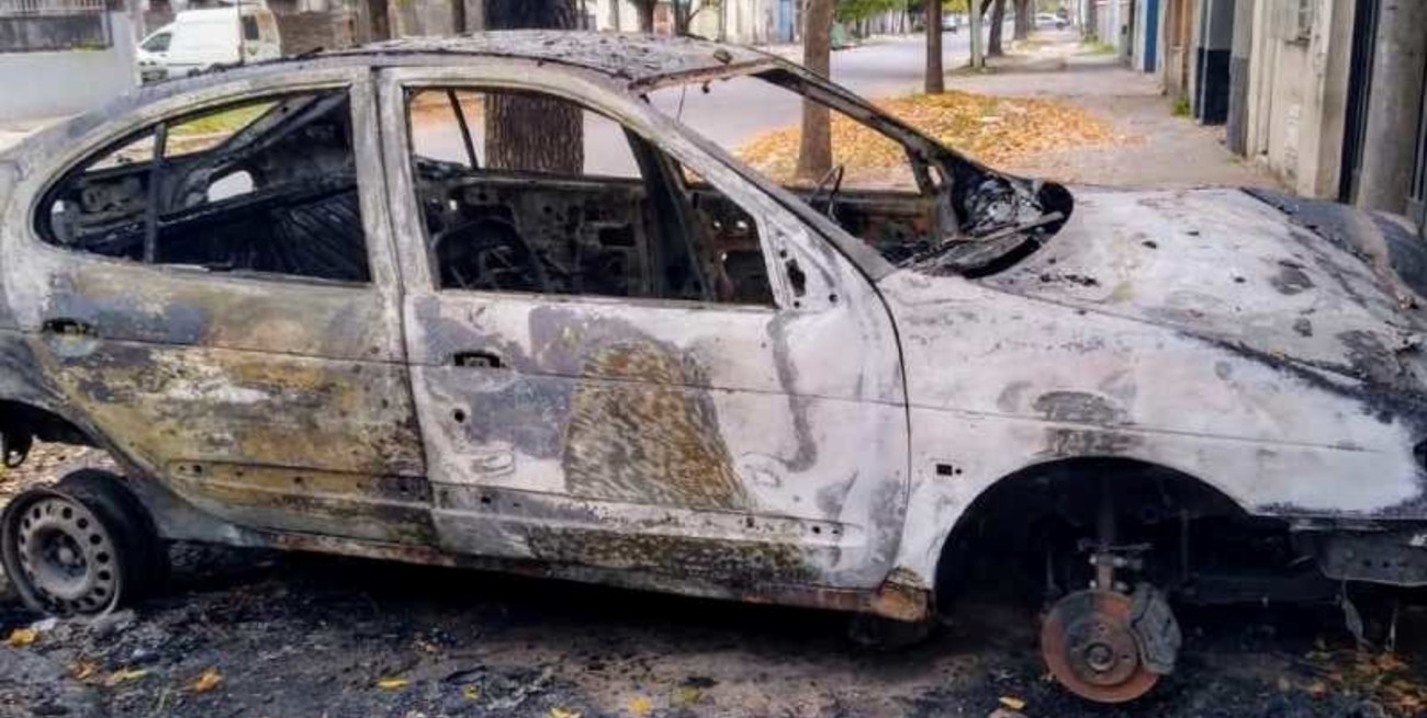 Rosario: incendiaron tres autos y dejaron notas amenazantes