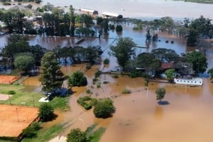 Casas bajo agua debido a la crecida del río Uruguay en Concordia, Entre Ríos.