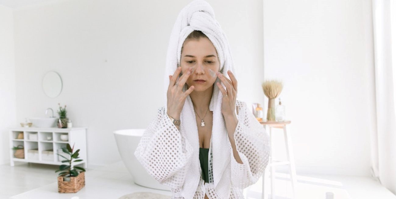 Cómo los baños de sales, las velas aromáticas o las clases de yoga ocultan el cuidado personal real