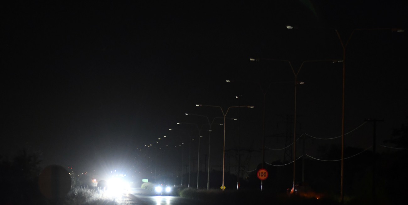 Continúa la reposición de luminarias en la ruta 168, desde El Pozo hasta la ruta 1
