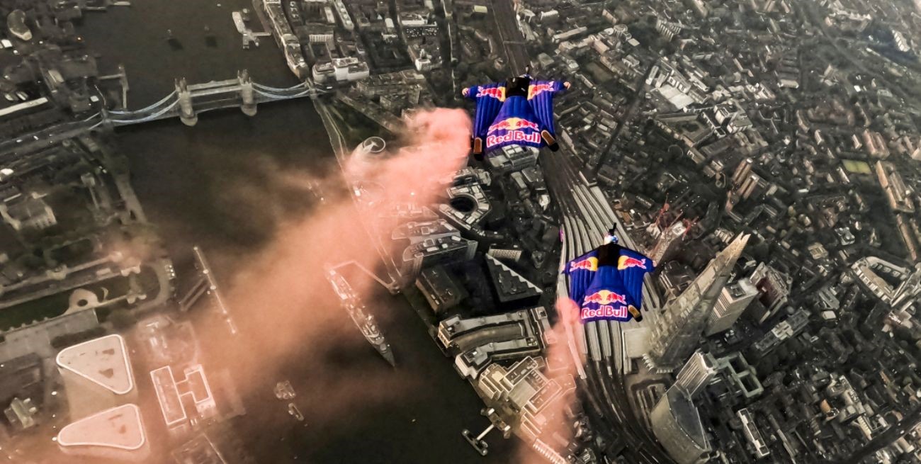 Video: dos paracaidistas saltaron desde más de 900 metros y pasaron por medio del Tower Bridge