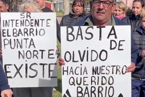 Vecinos de Punta Norte reunidos para reclamar por el cambio de recorrido y el mal estado de las calles. Créditos: El Litoral
