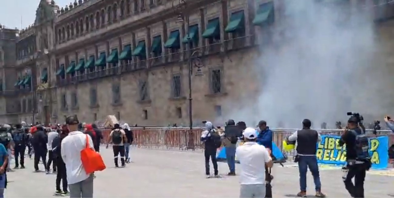 Video: tiraron petardos contra el Palacio Nacional de México