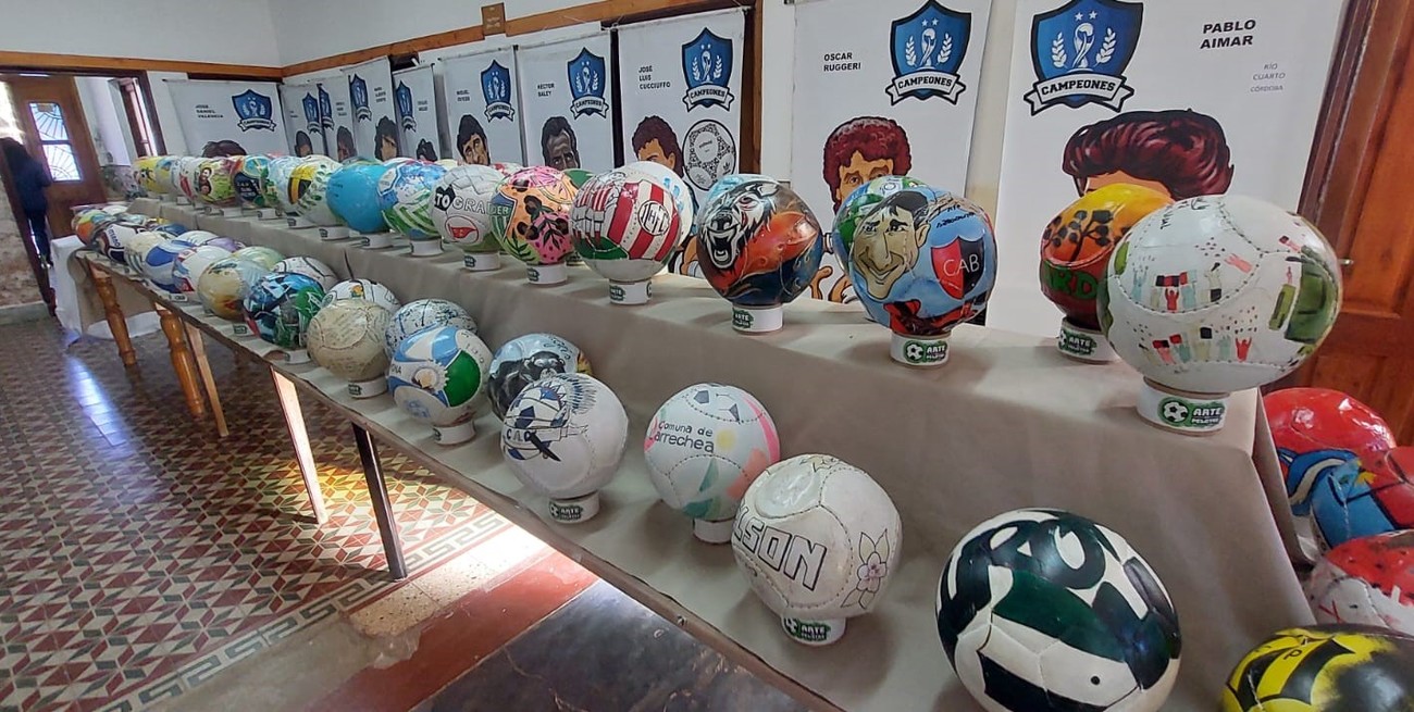 Los Cardos: con la réplica de la Copa del Mundo, se presentaron las muestras "Arte en pelotas" y "Campeones"