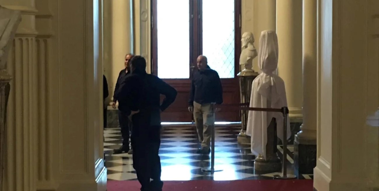 Instalaron el busto de Carlos Menem en Casa Rosada y habrá acto de inauguración