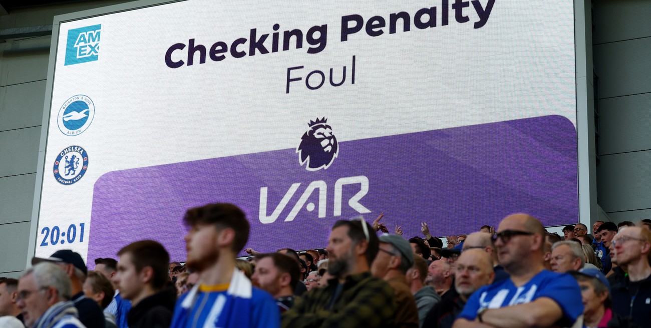Los clubes de la Premier League votarán una posible eliminación del VAR en la competencia: los motivos