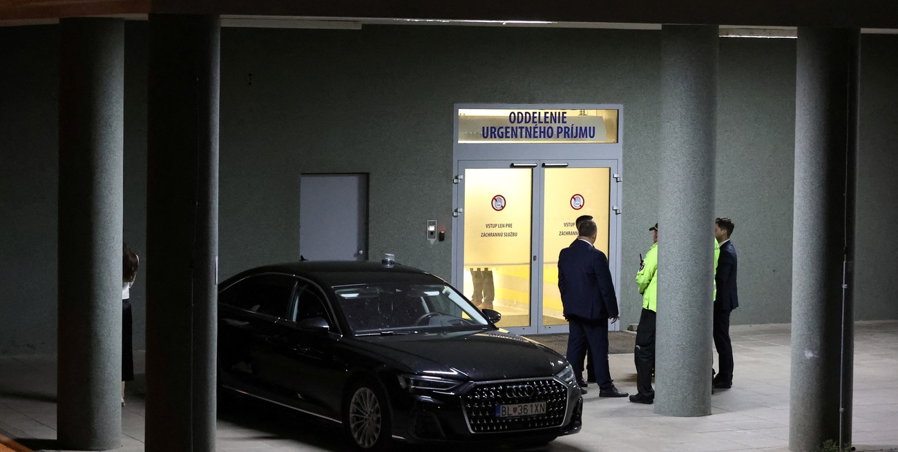 "Sobrevivirá": un ministro eslovaco brindó detalles sobre el estado de Robert Fico tras el atentado