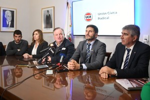 Pullaro con Michlig y la conducción radical, en la rueda de prensa previa al acto de inauguración del salón Alfonsín. Foto: Manuel Fabatia 