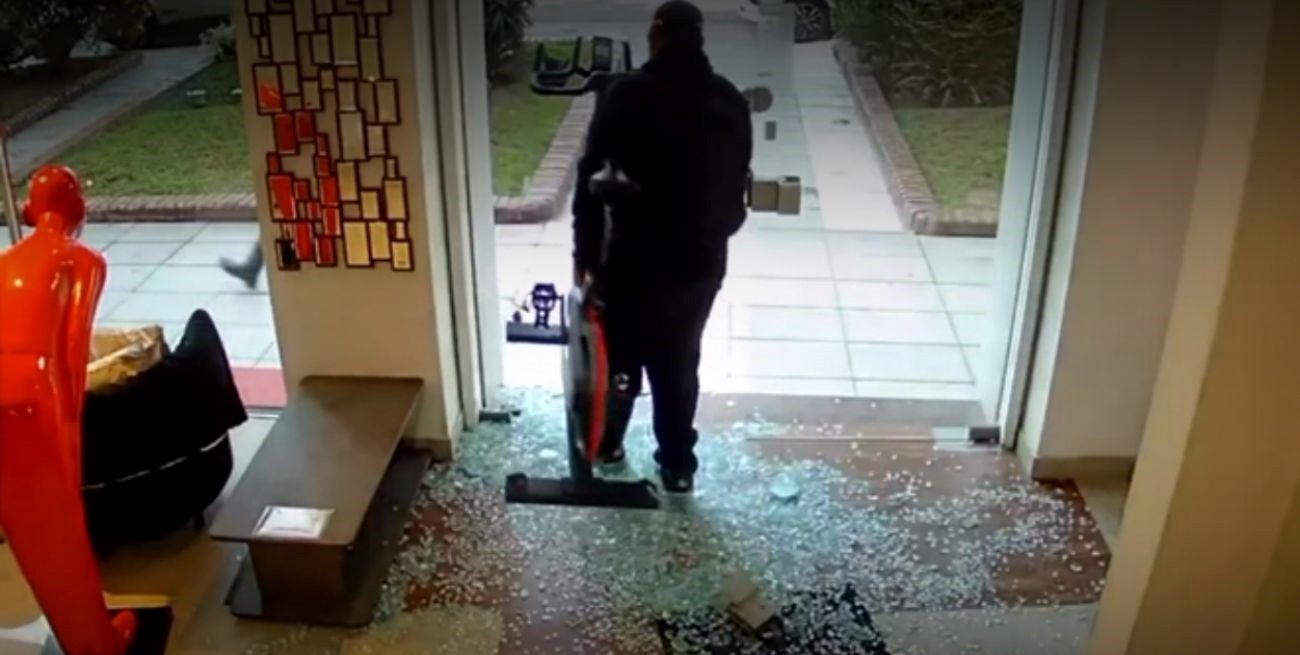 Video: a plena luz del día rompió la puerta de un gimnasio y se llevó una bicicleta fija