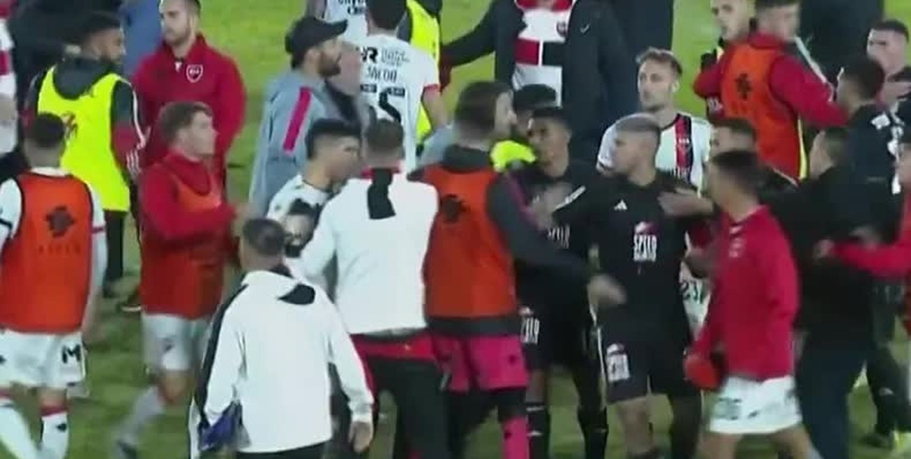 Video: con un escándalo en el final, Newell's sacó a Riestra y terminaron a las piñas