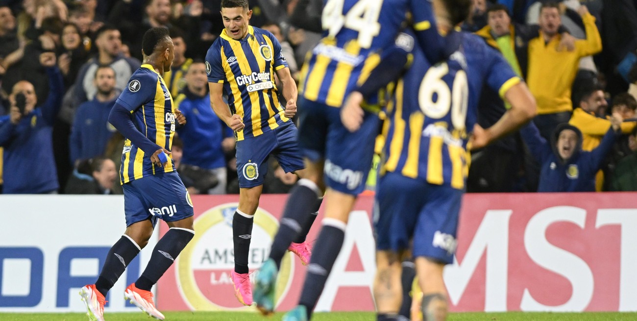 Rosario Central goleó a Caracas y se ilusiona con la clasificación