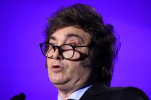 El presidente argentino volvió a viajar, esta vez a España. Crédito: Reuters.