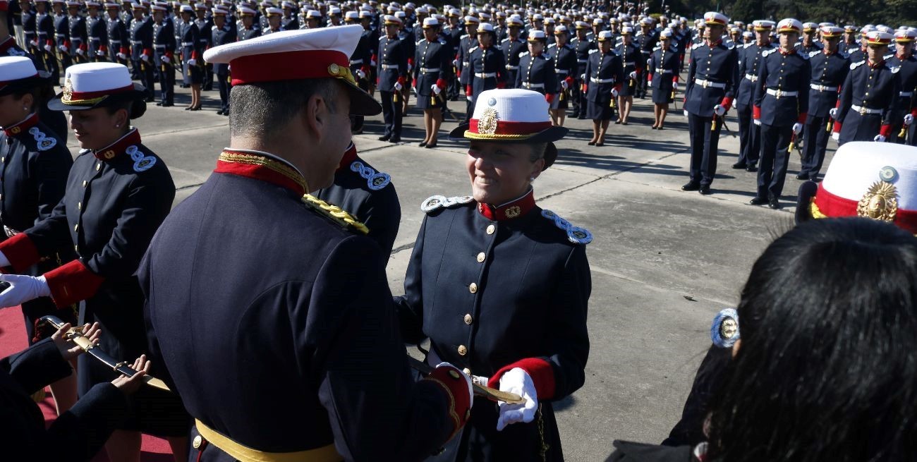 Los nuevos cadetes del Colegio Militar recibieron sus uniformes