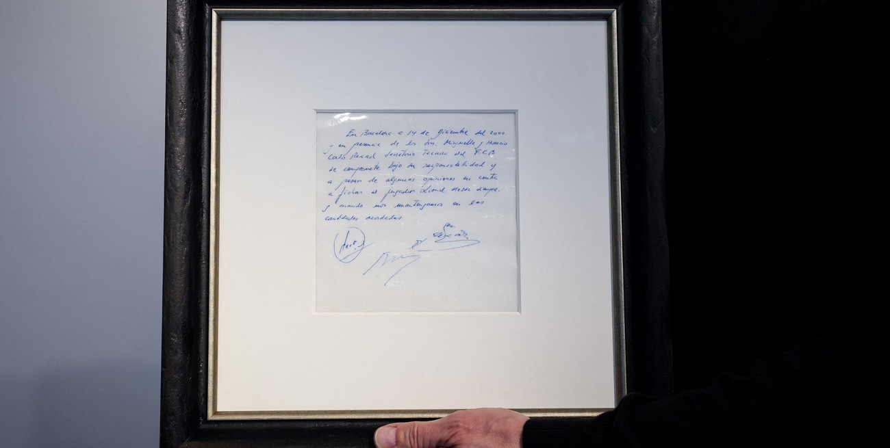 Subastaron la servilleta en la que Messi firmó su primer contrato con Barcelona: a cuánto se vendió