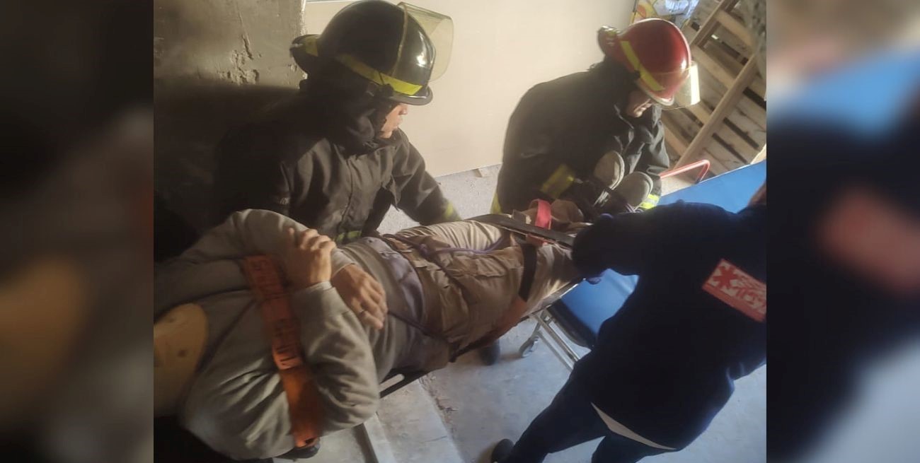 Barrio Constituyentes: bomberos rescataron a un obrero que cayó desde un andamio a un techo