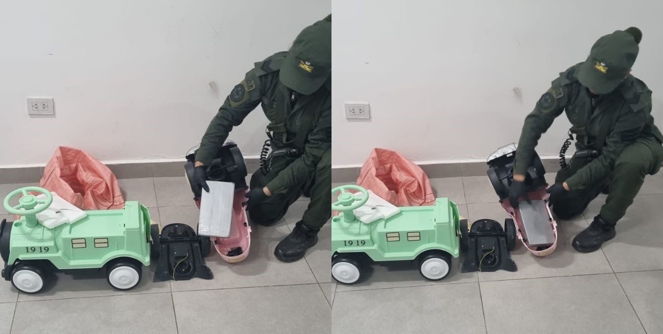 Detuvieron a un hombre que transportaba 2 kilos de cocaína oculta en autos de juguete