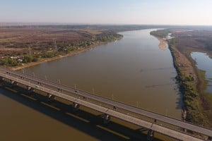 Efectivos y personal de Pumas intensifican la búsqueda de un hombre en el río Colastiné, tras el aviso de una embarcación tumbada en la zona cercana al puente.