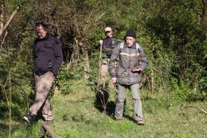 Rastrillaje. El antropólogo Juan Nóbile, junto al miembro del Foro contra la Impunidad, Hugo Kofman -en primer plano- recorren el Campo San Pedro.