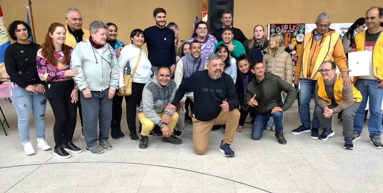 El gobernador Pullaro firmó en Coronda un convenio por una obra para el Club de Leones