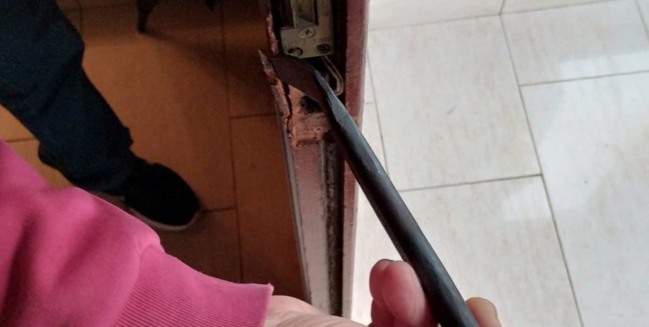 Dos casas de Santa Fe fueron blanco de ladrones con barretas