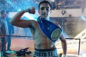 Campeón de la vida. Alexis Sicilia muestra con orgullo su flamante título. Crédito: Gentileza