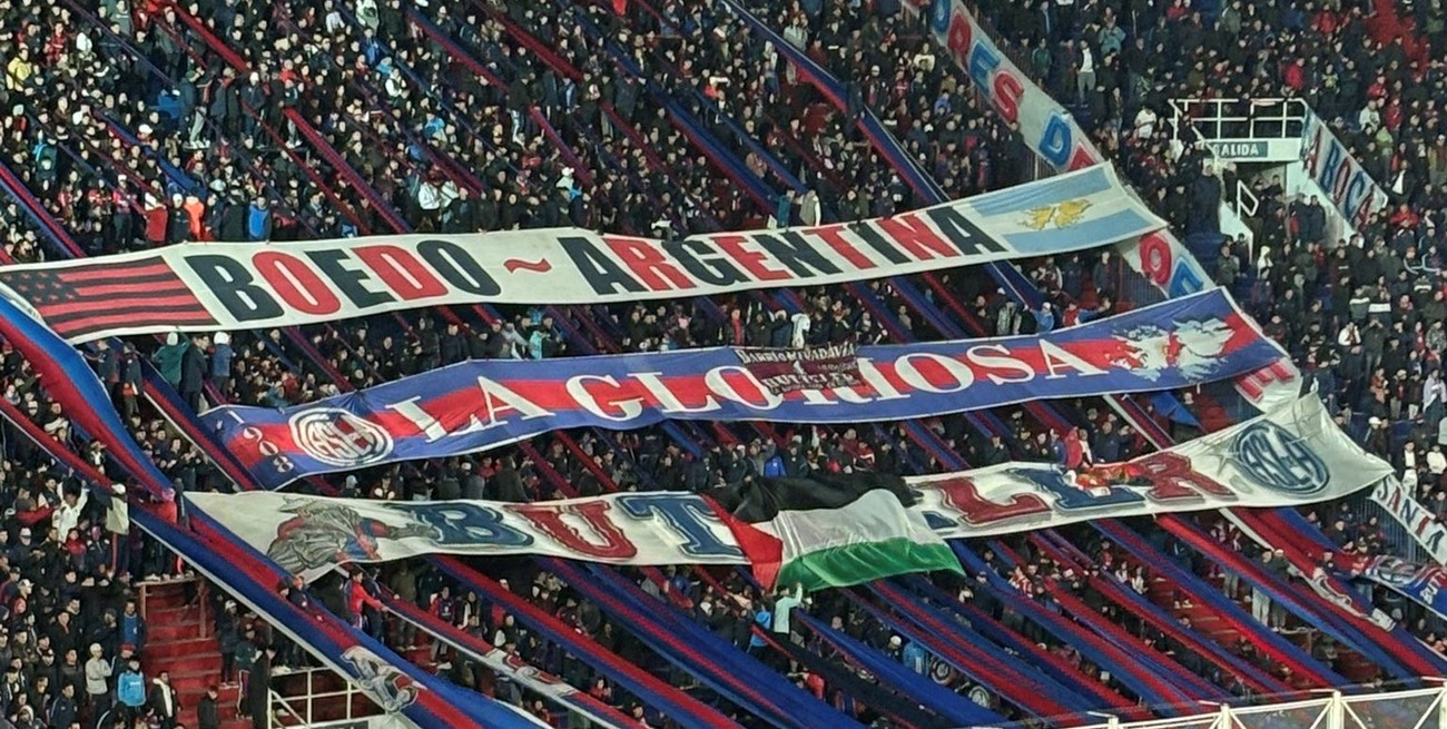 Polémico: la hinchada de San Lorenzo desplegó una bandera de Palestina