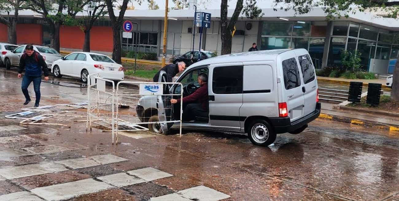 Una camioneta quedó atrapada en un corralito de Assa frente a la terminal de colectivos