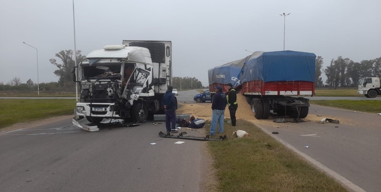 Un herido de consideración tras el choque de dos camiones en un peligroso cruce de rutas en San Genaro