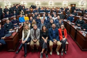 Los brigadistas homenajeados en el recinto de Diputados.