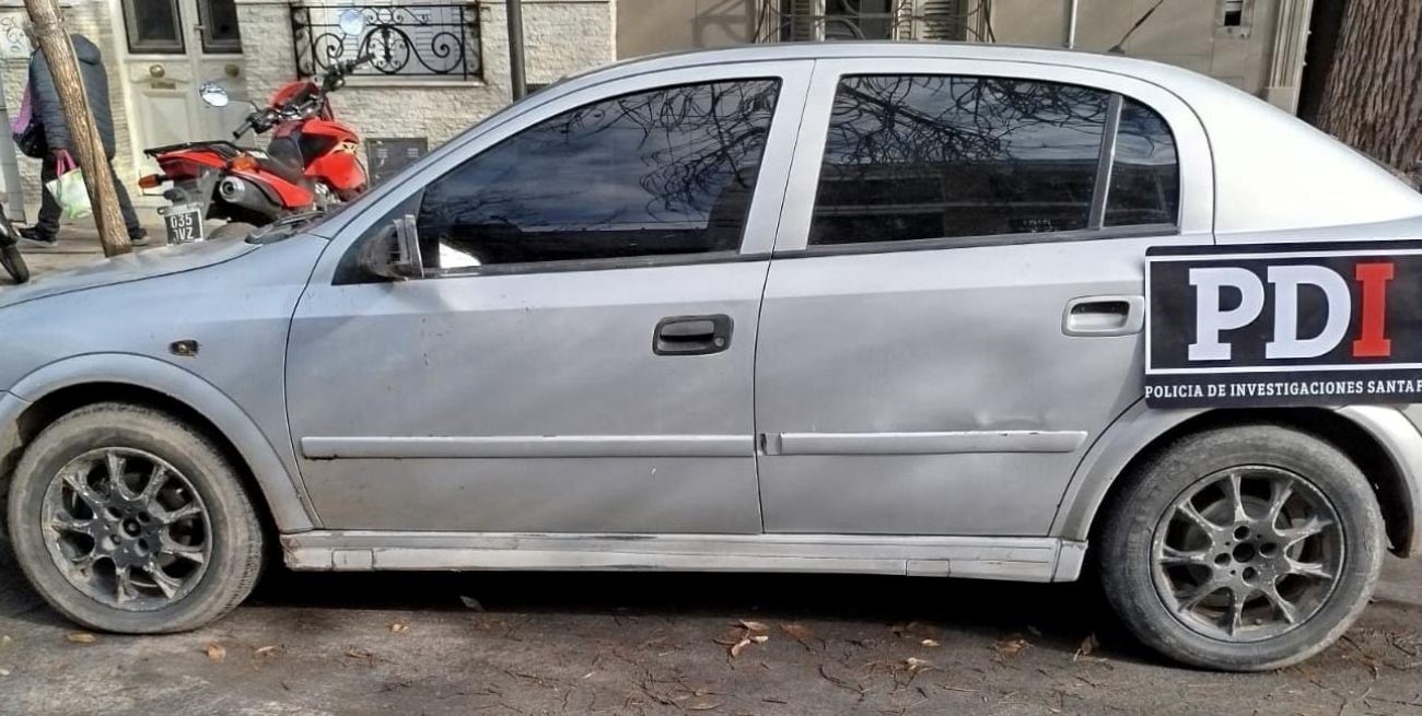 Un auto flojo de papeles y un arma de fuego