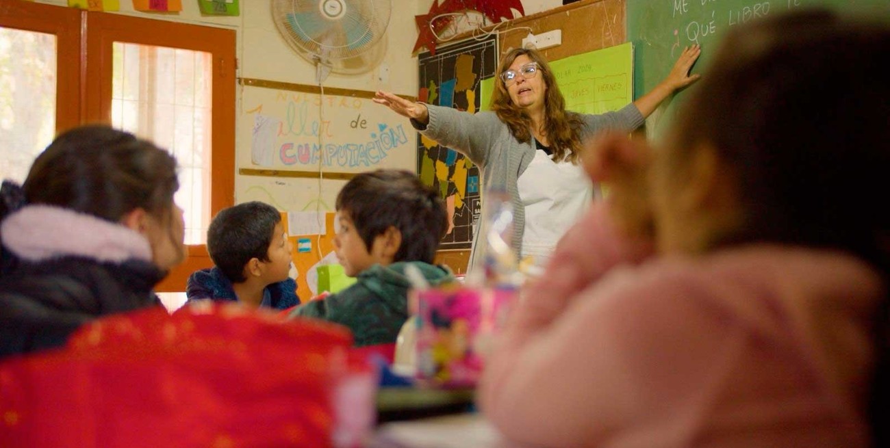 "Asistencia Perfecta" de la maestra que pone su canoa para ir todos los días a la escuela
