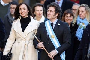 Milei en los actos por el 25 de Mayo, acompañado de su vice. Detrás su hermana, Bullrich y Mondino. Crédito: Reuters.