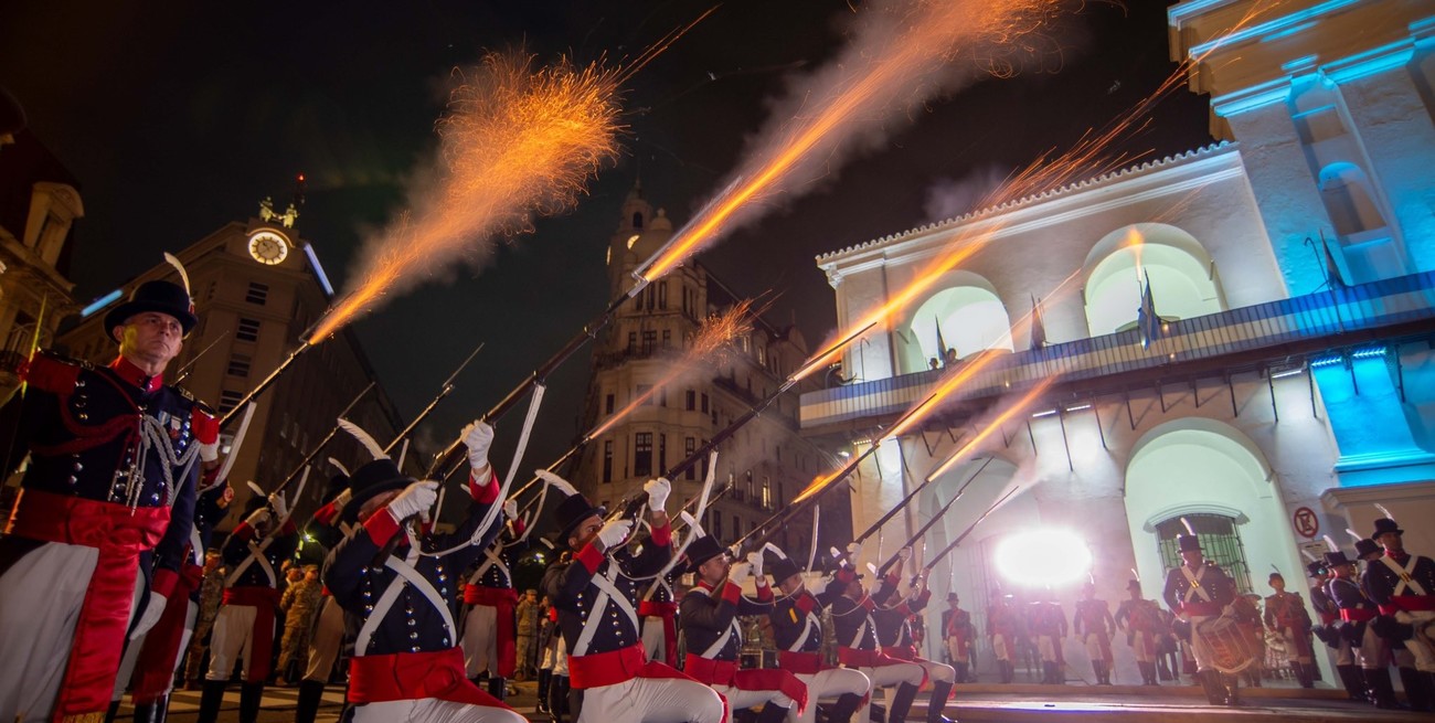Celebraciones por el 25 de mayo: relevo de la Guardia de Honor en el Cabildo de Buenos Aires