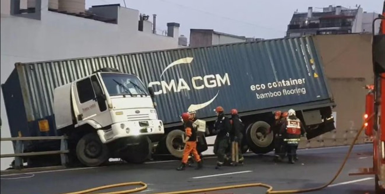 Un camión quedó colgado en Autopista 25 de Mayo a la altura de San Telmo