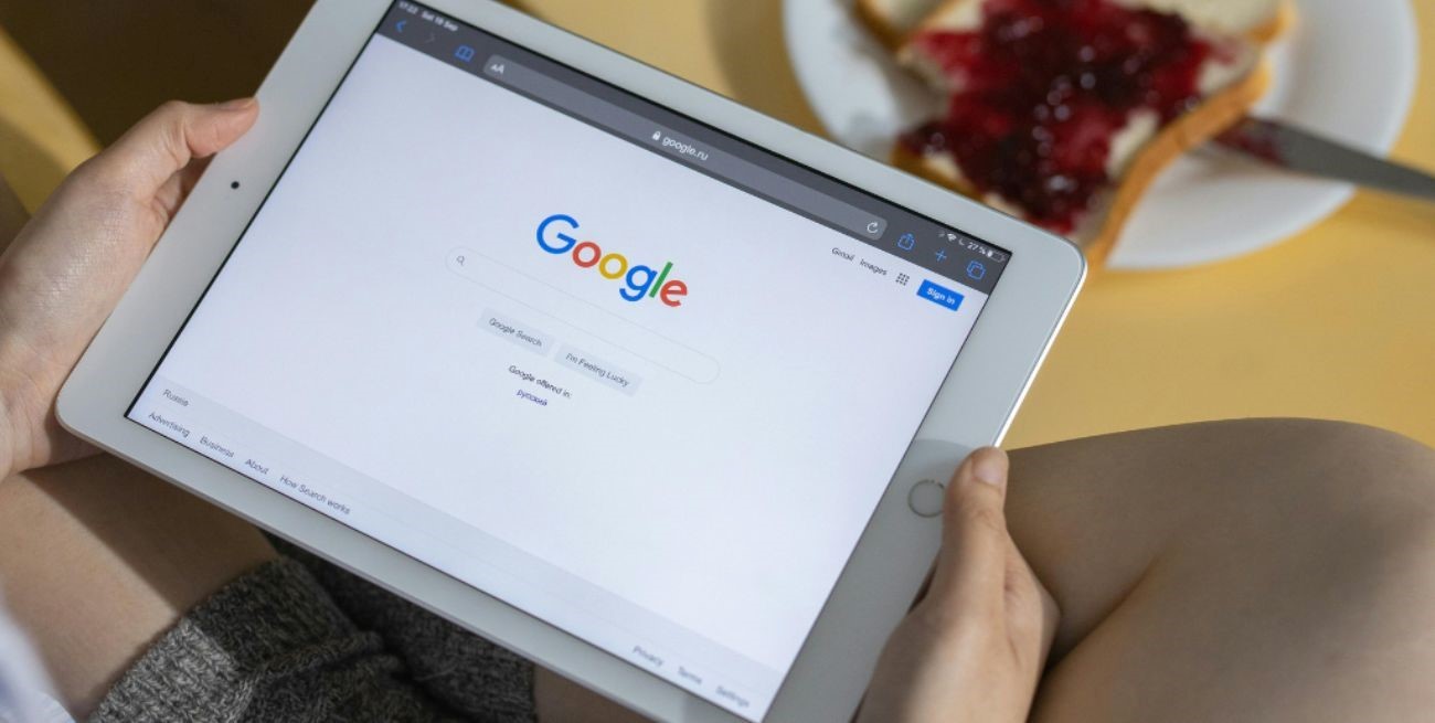 El nuevo algoritmo de Google oscila entre contenido útil y sugerencias insólitas de la inteligencia artificial