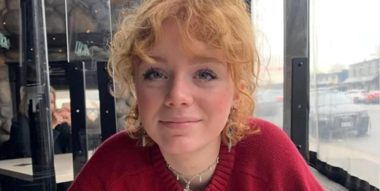 La actriz Mamie Laverock cayó desde un balcón y se encuentra en estado crítico