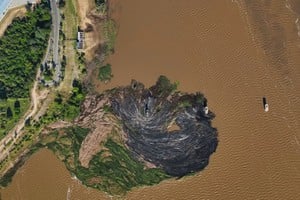 El foco ígneo ocurrió a la altura de los pilotes en zona de bañados, entre las Costaneras este y oeste. Crédito: Fernando Nicola